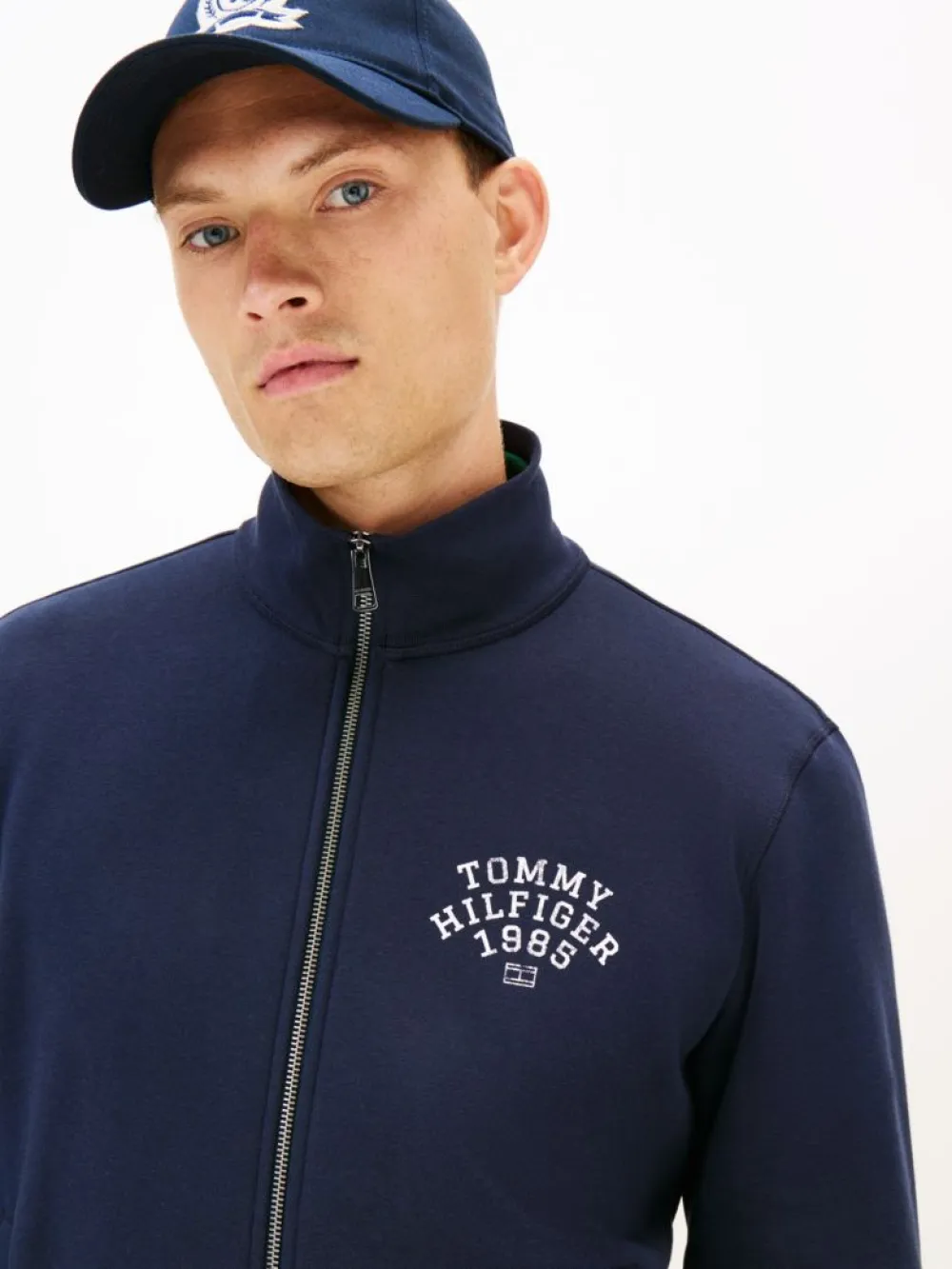 detail Tommy Hilfiger pánský tmavě modrý svetr