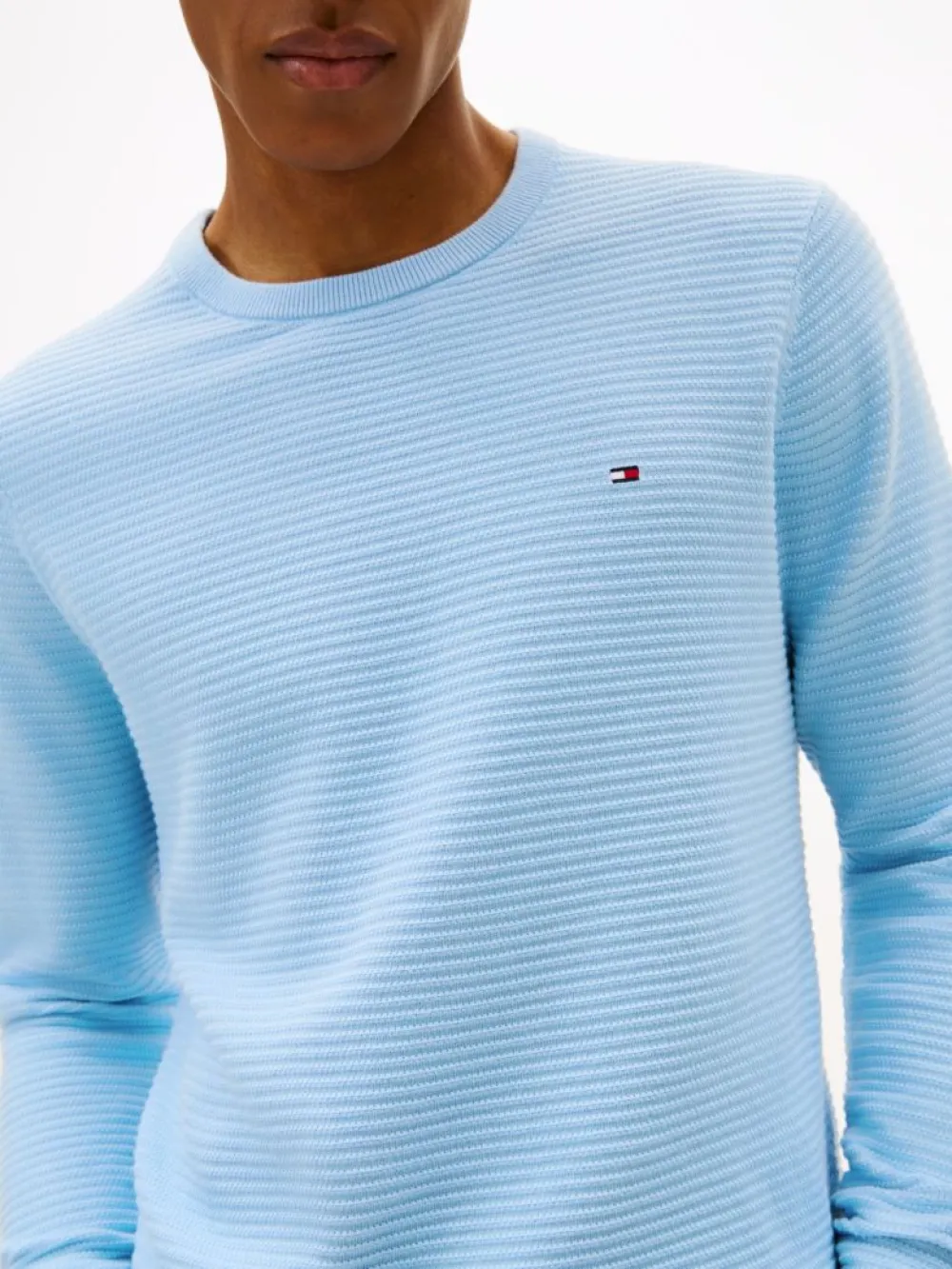 detail Tommy Hilfiger pánský modrý svetr