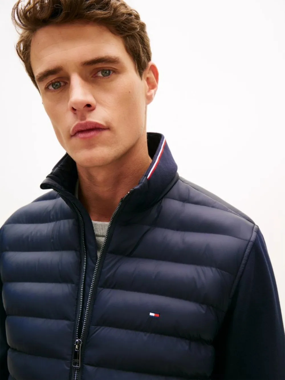 detail Tommy Hilfiger pánská tmavě modrá bunda