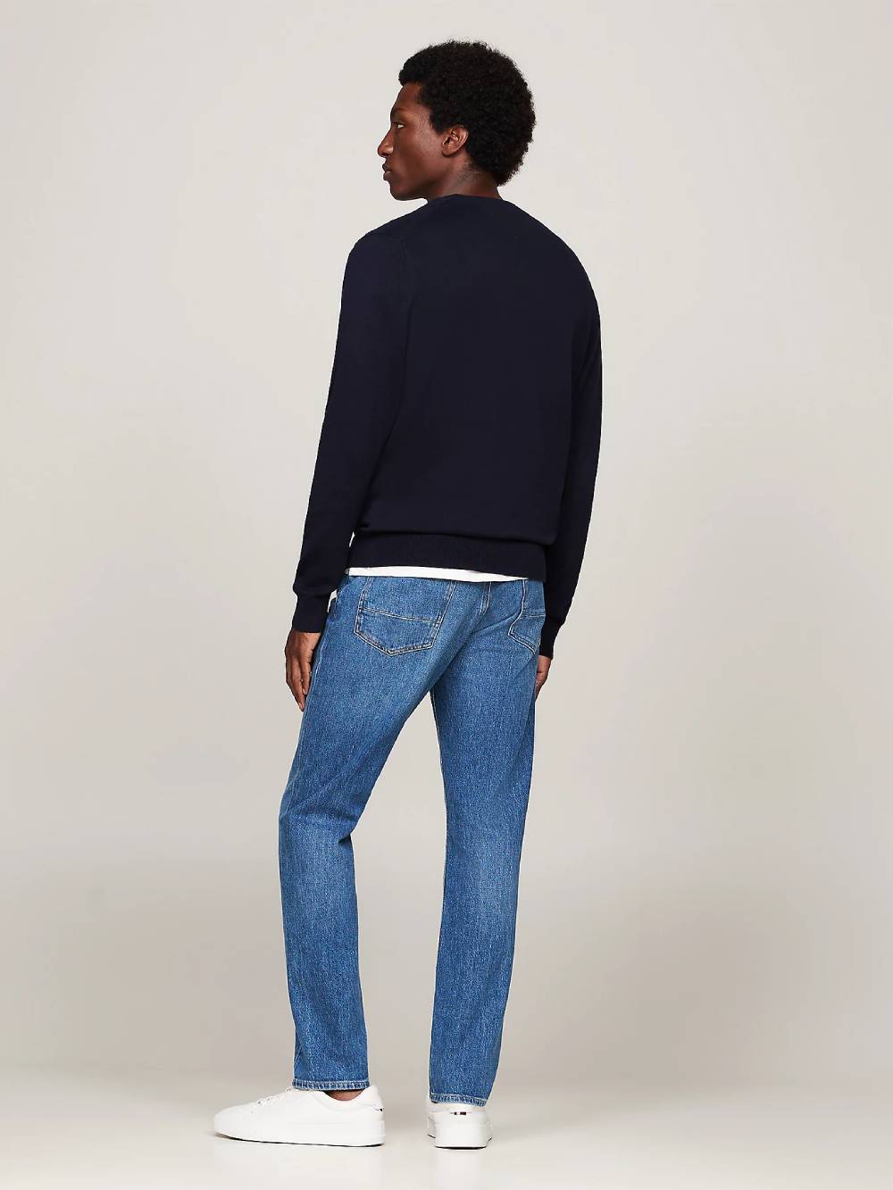 detail Tommy Hilfiger pánský modrý svetr