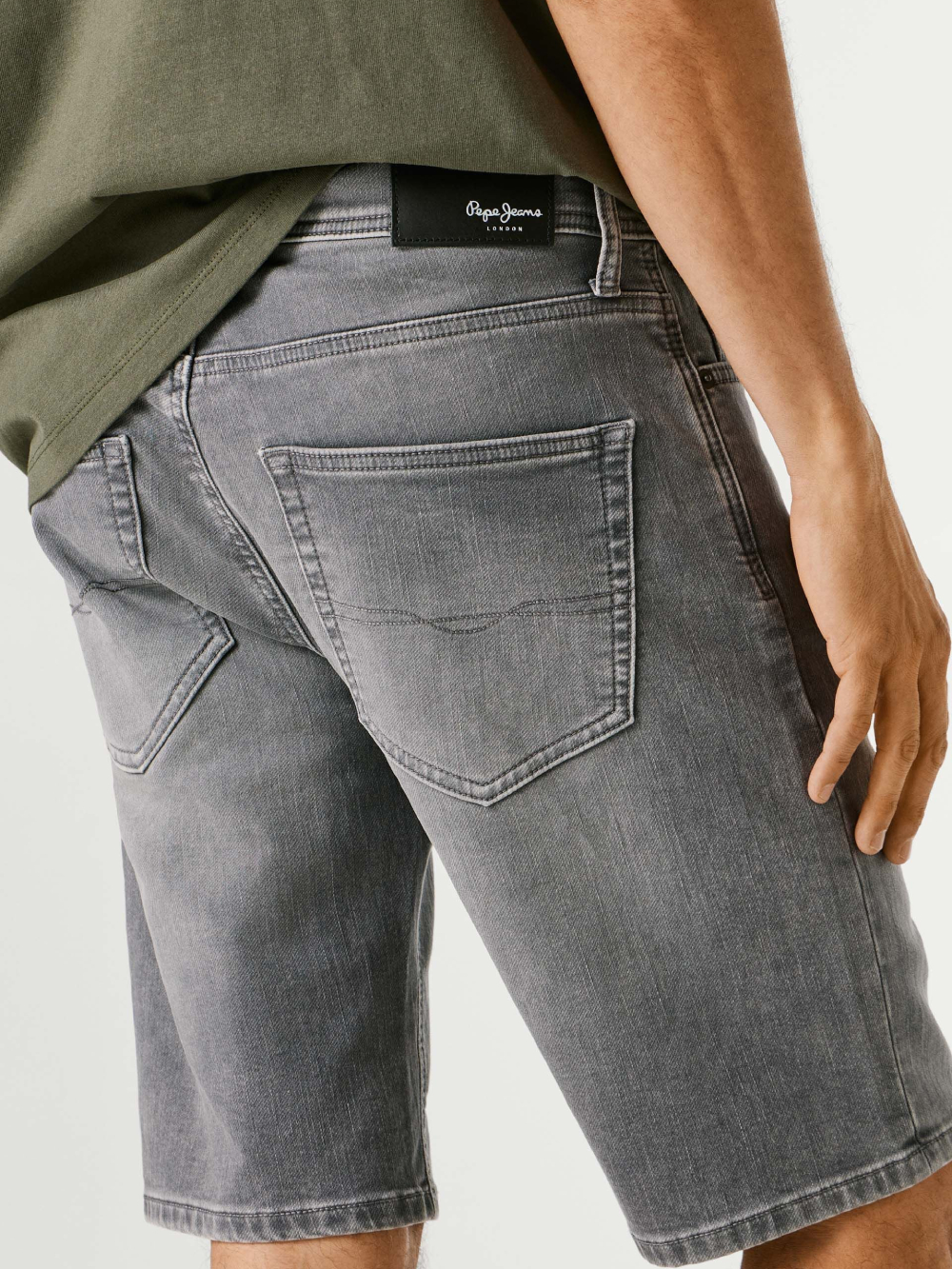 detail Pepe Jeans pánské šedé džínové šortky 