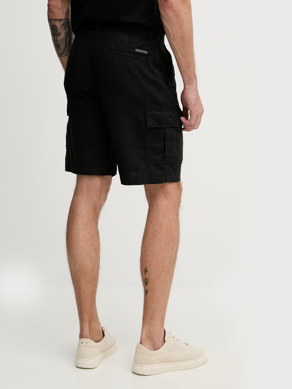 detail Calvin Klein pánské černé cargo šortky