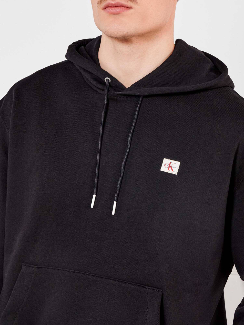 detail Calvin Klein pánská černá mikina
