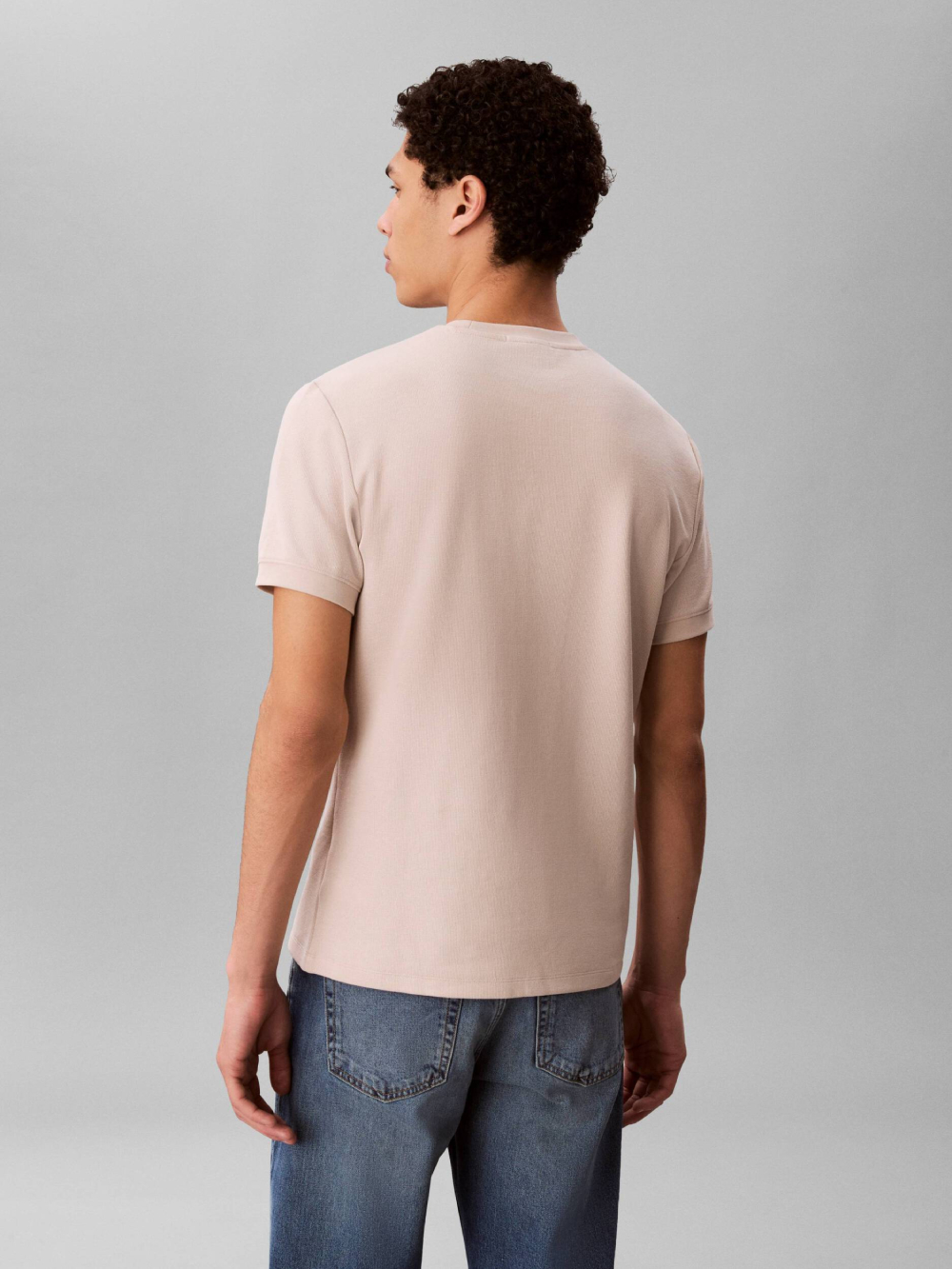 detail Calvin Klein pánské béžové tričko