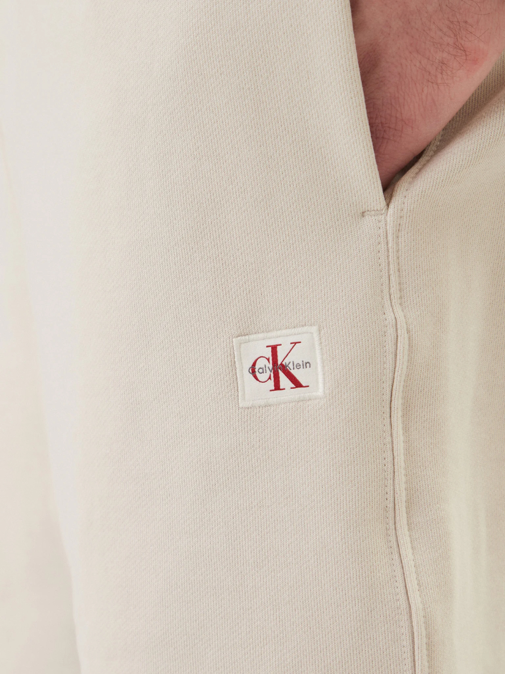 detail Calvin Klein pánské béžové šortky