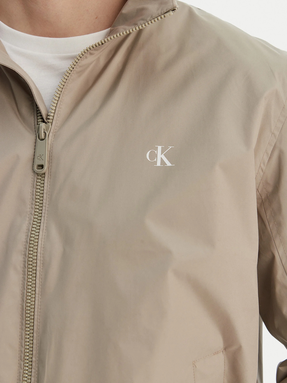 detail Calvin Klein pánská hnědá bunda