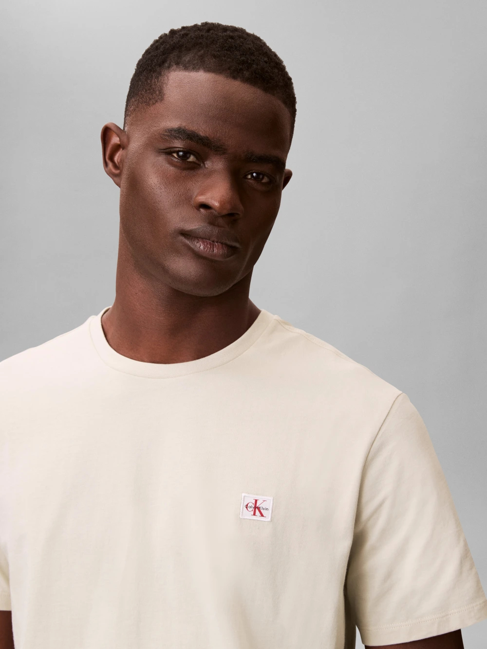 detail Calvin Klein pánské béžové tričko