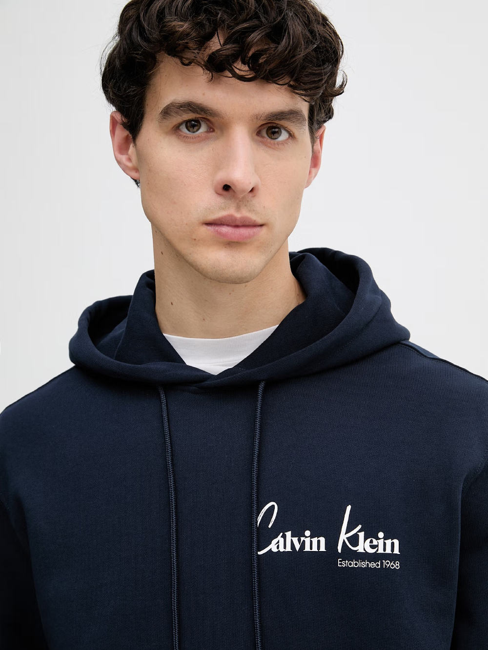 detail Calvin Klein pánská modrá mikina