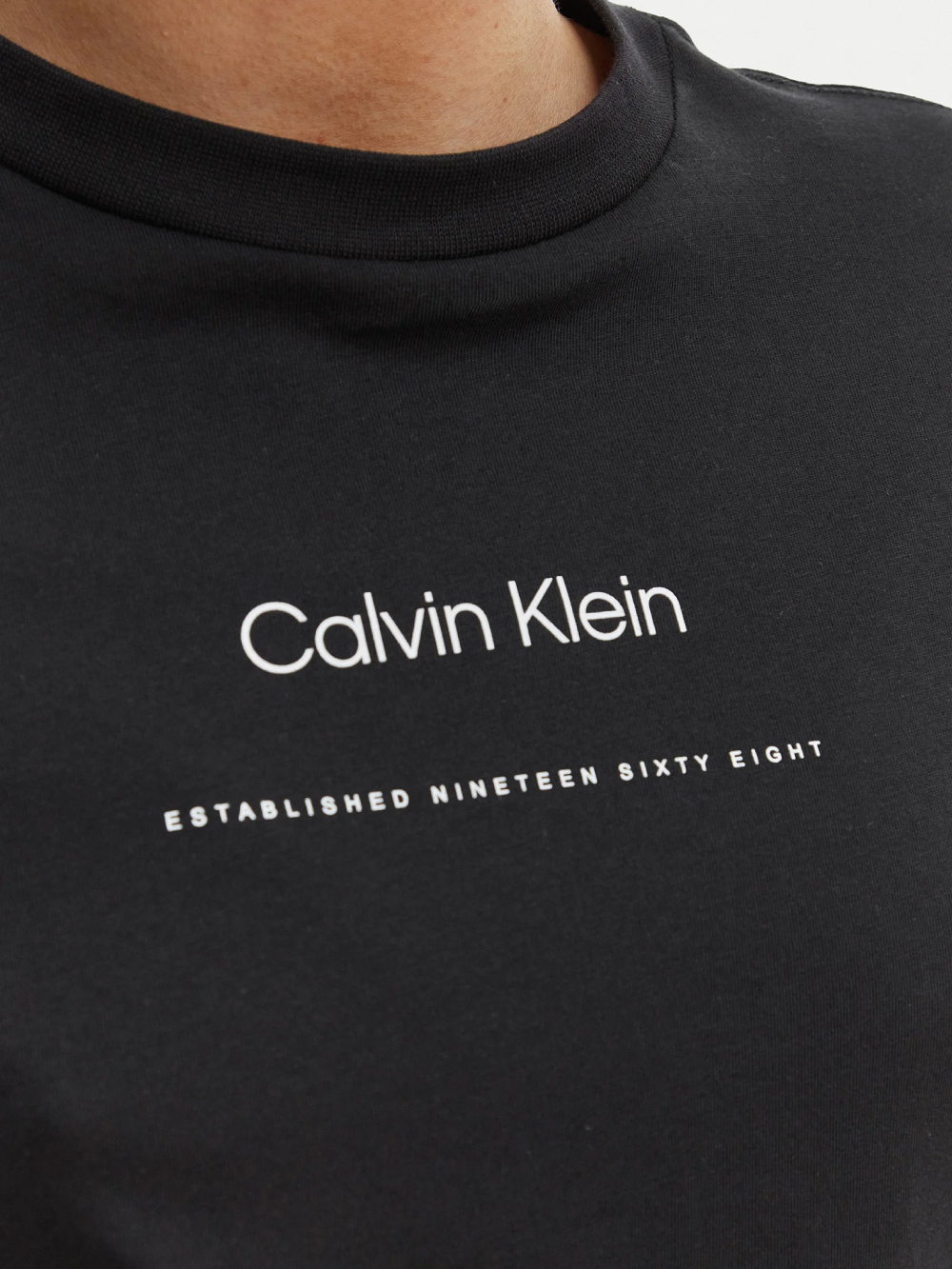 detail Calvin Klein dámské černé tričko