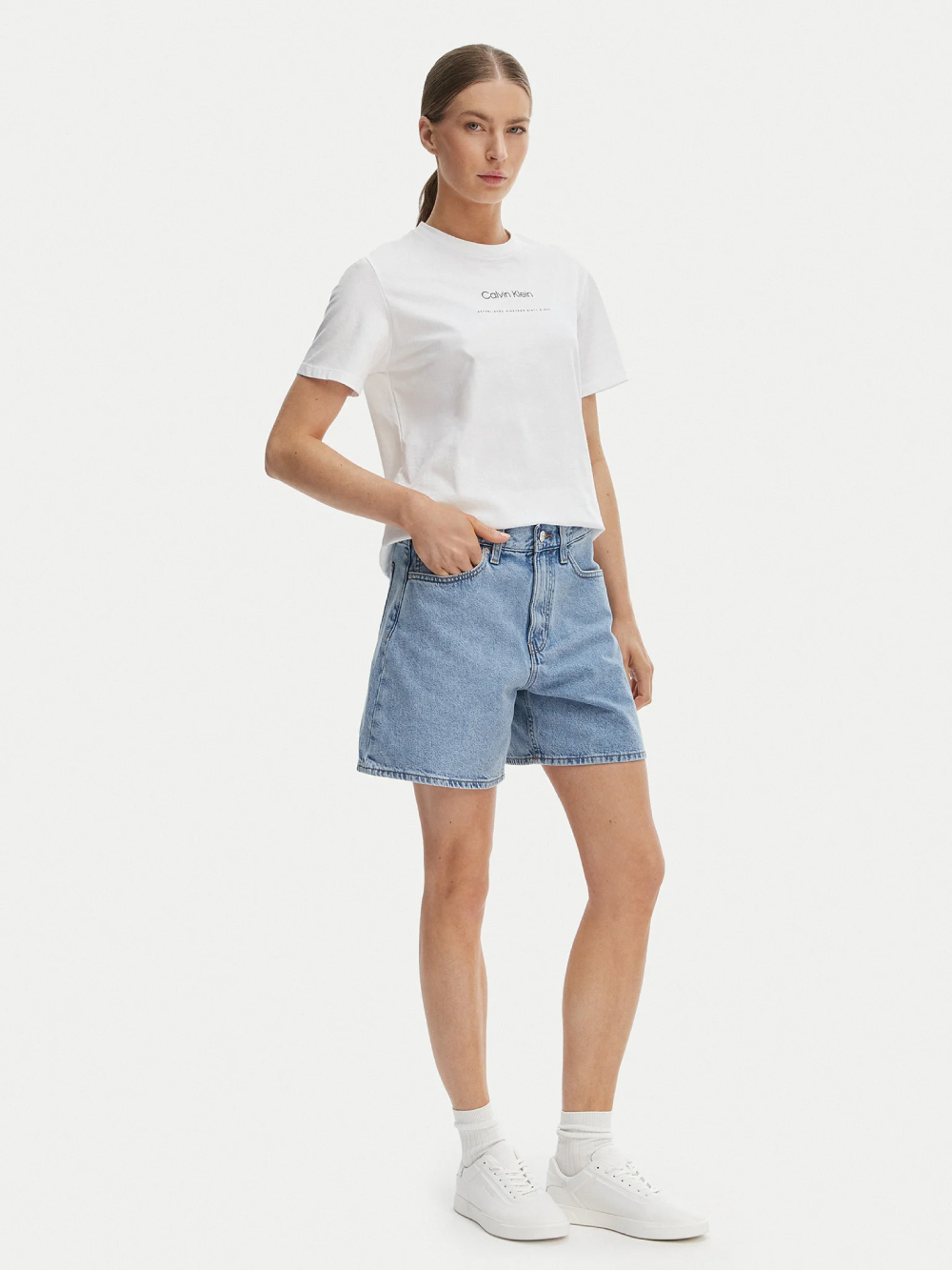 detail Calvin Klein dámské bílé tričko