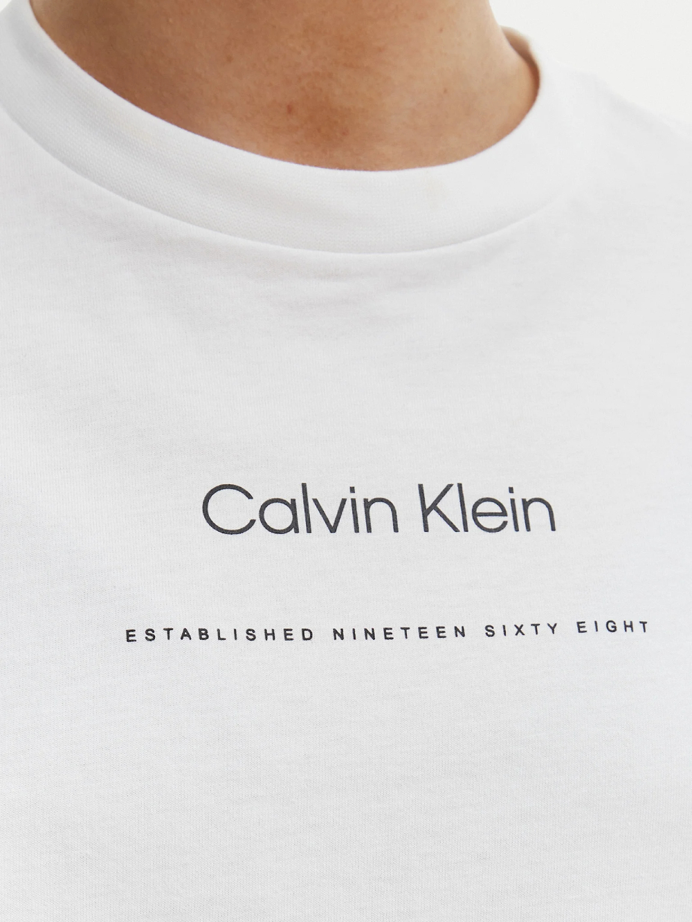 detail Calvin Klein dámské bílé tričko