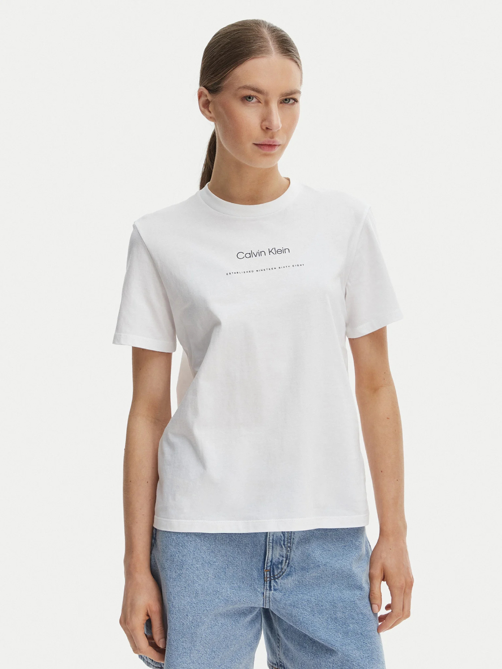detail Calvin Klein dámské bílé tričko