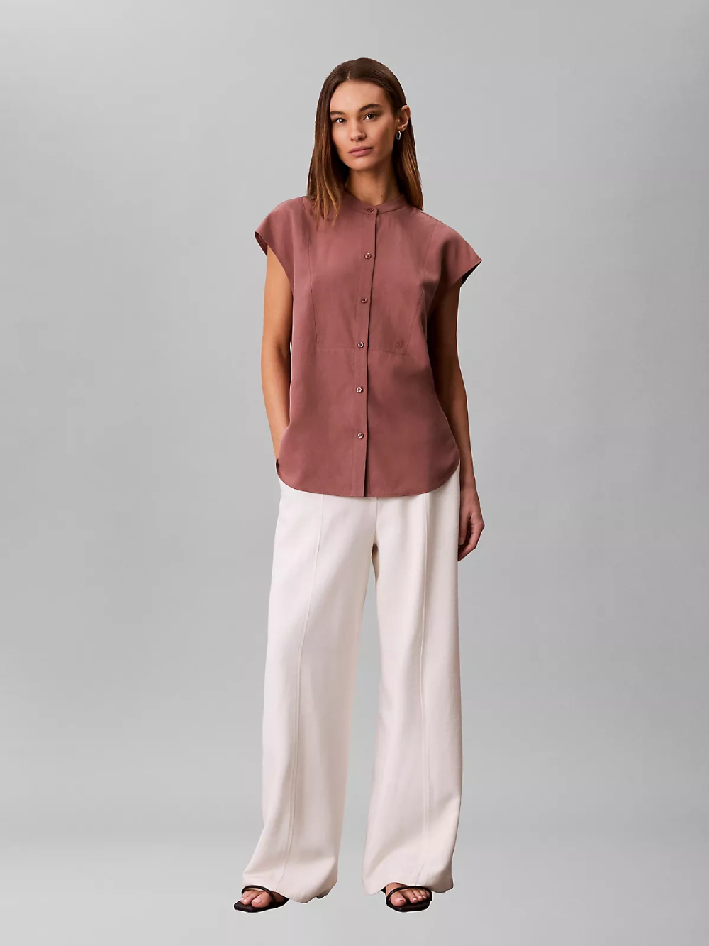detail Calvin Klein dámská hnědá košile