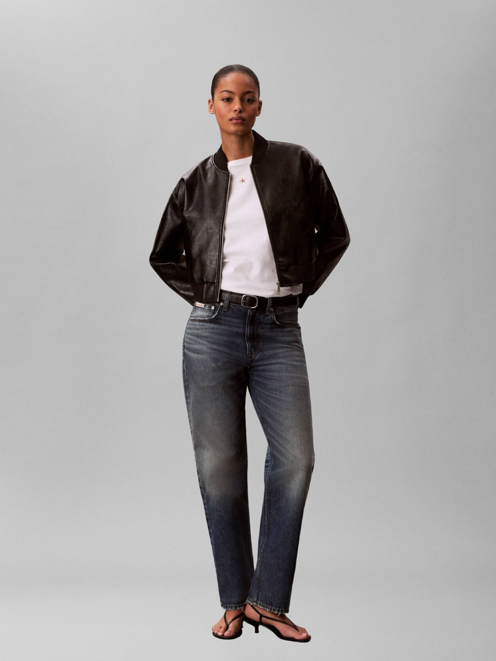 detail Calvin Klein dámské bílé tričko