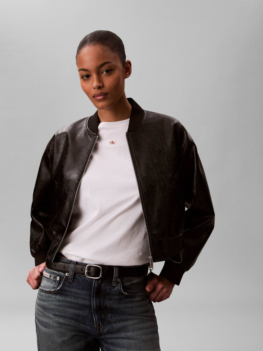 detail Calvin Klein dámské bílé tričko