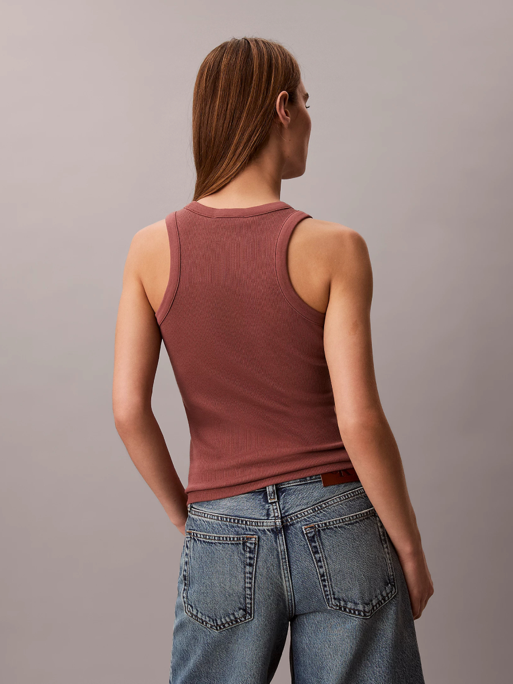detail Calvin Klein dámské hnědé tílko