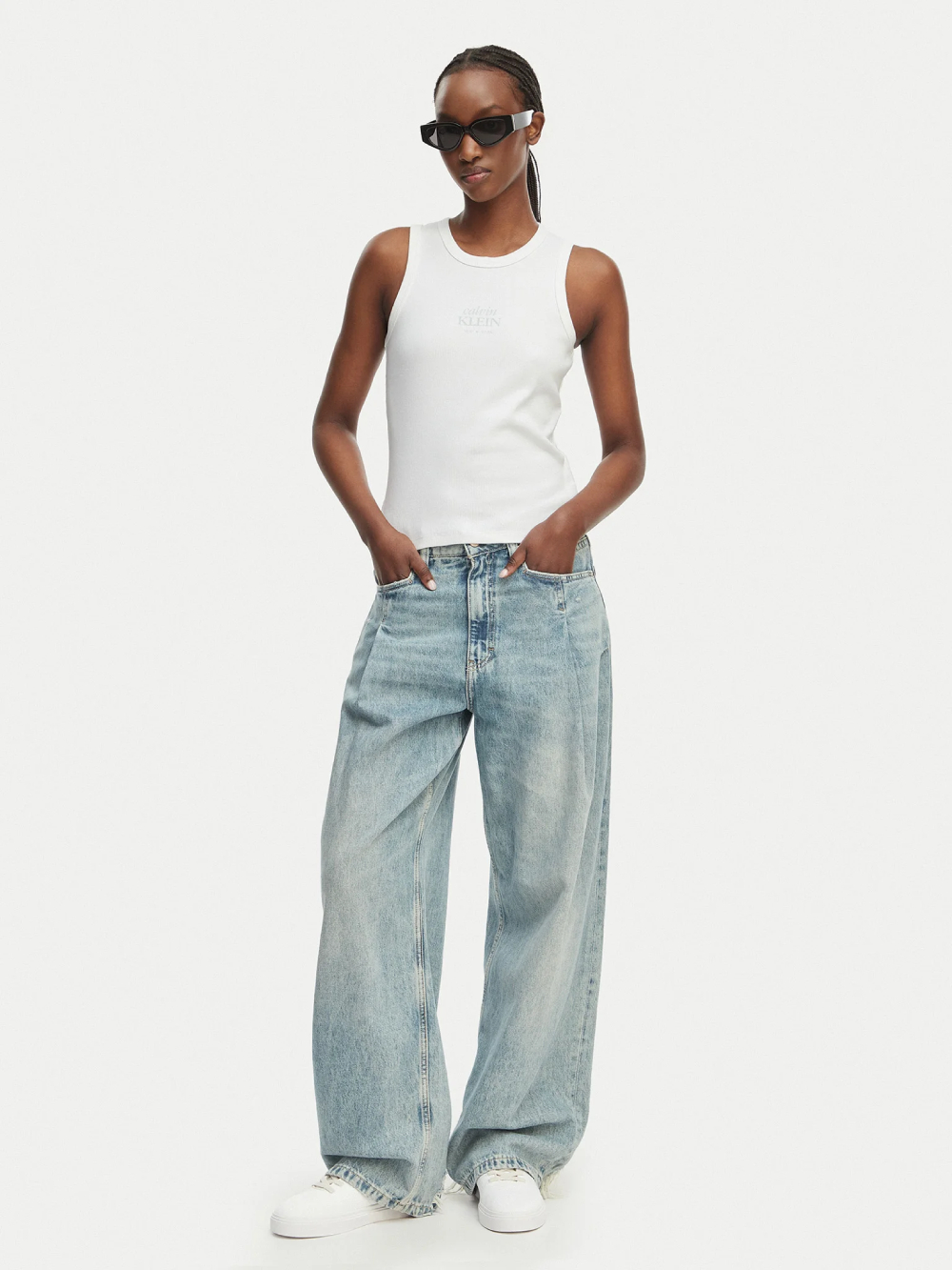 detail Calvin Klein dámské bílé tílko