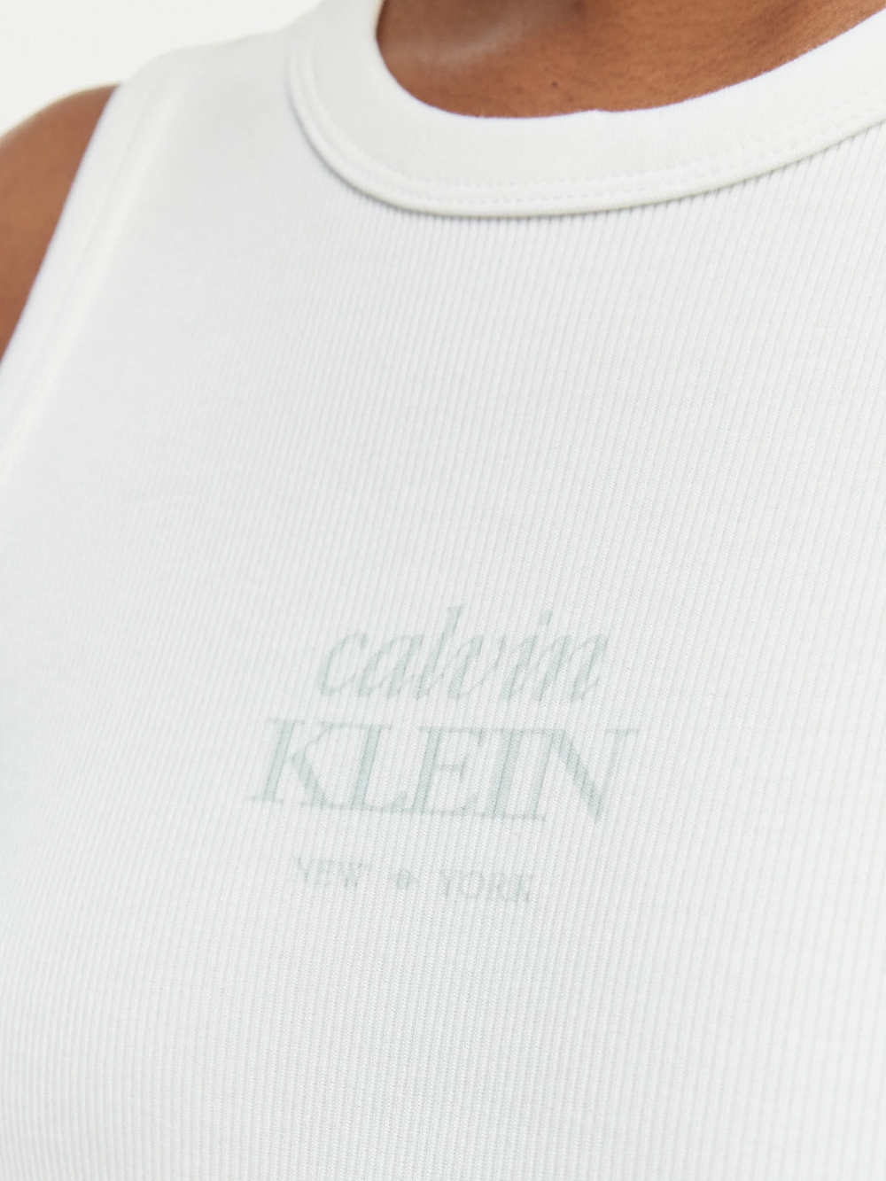 detail Calvin Klein dámské bílé tílko