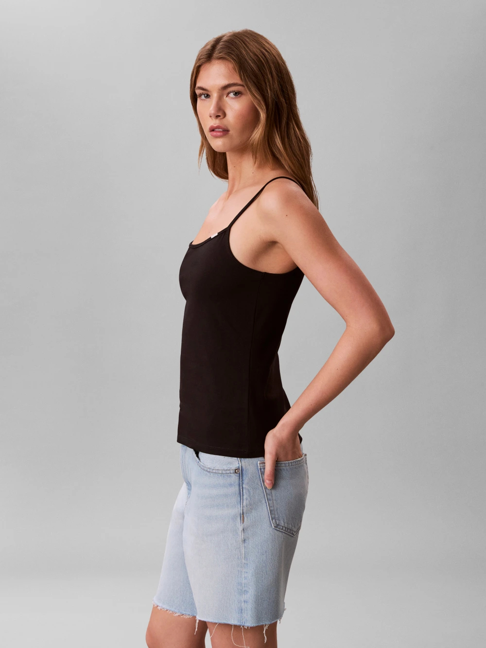 detail Calvin Klein dámské černé tílko