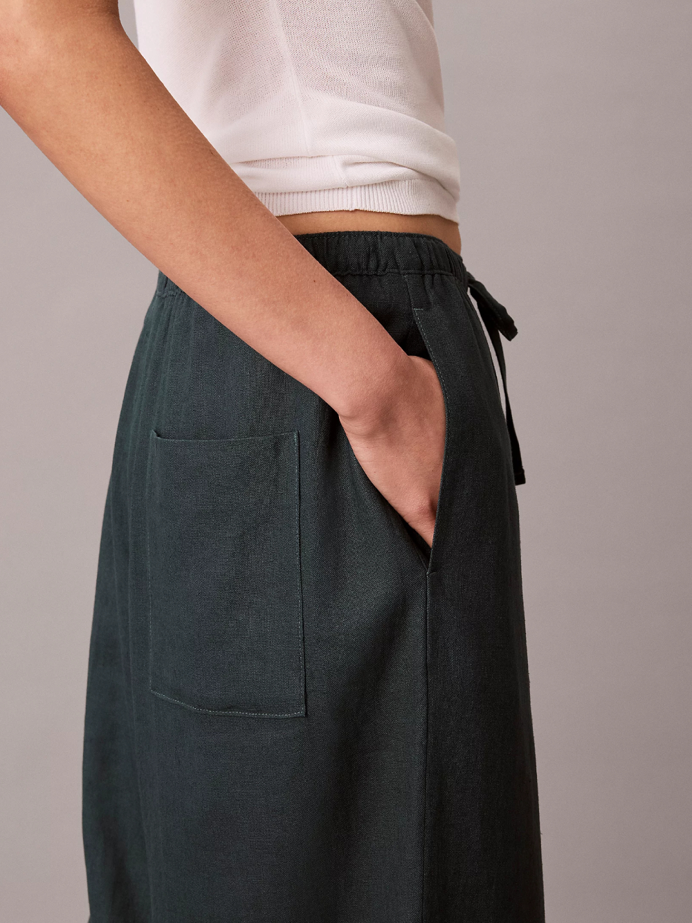 detail Calvin Klein dámské modrozelené kalhoty