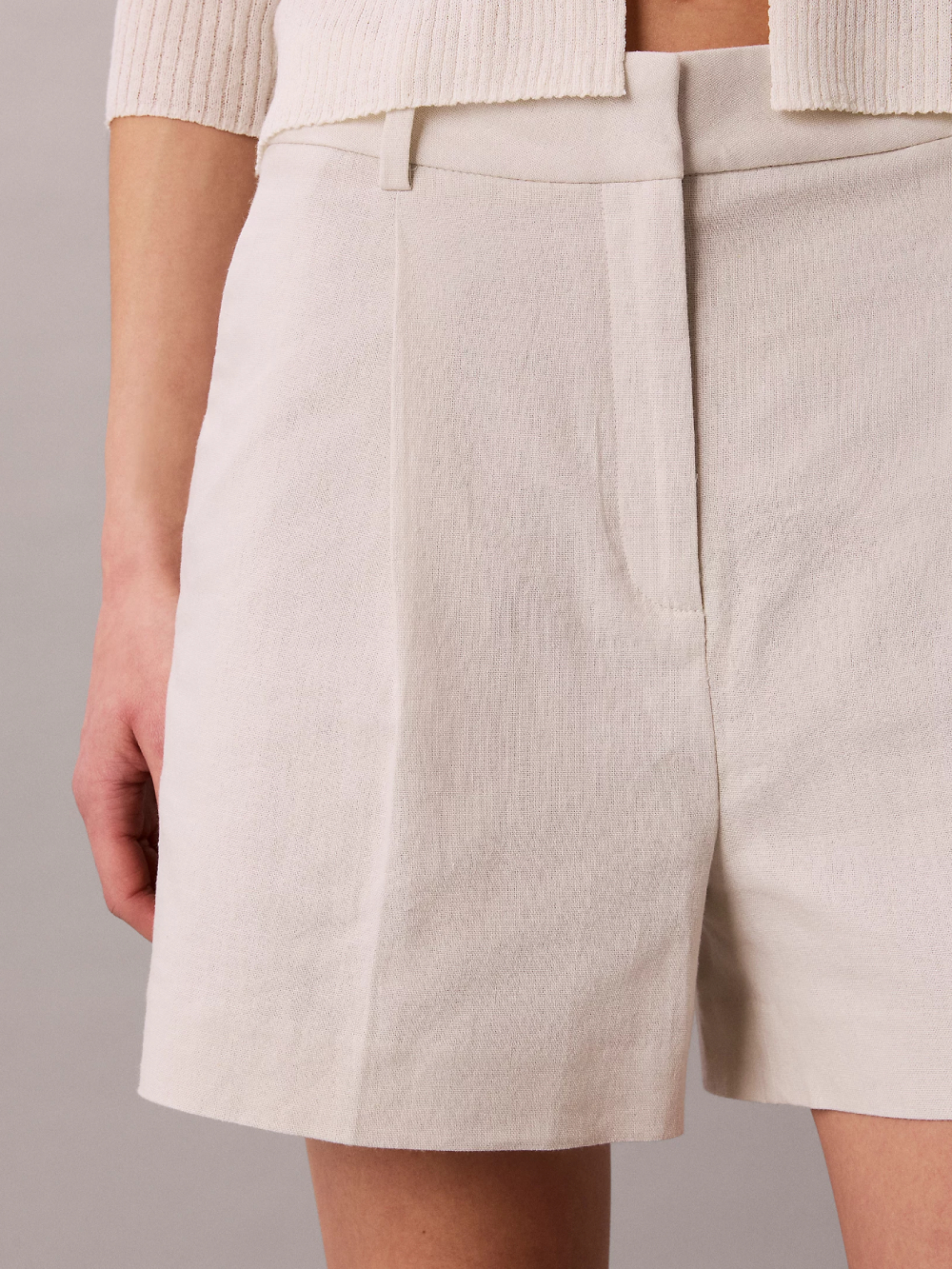 detail Calvin Klein dámské krémové šortky