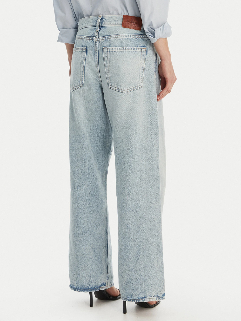 detail Calvin Klein dámské modré baggy džíny