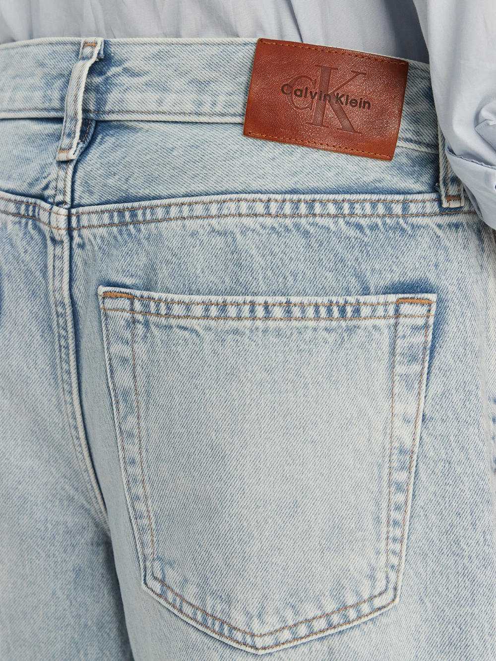 detail Calvin Klein dámské modré baggy džíny