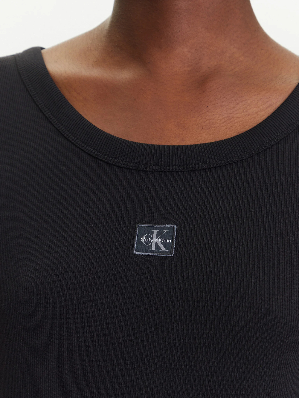 detail Calvin Klein dámské černé tričko