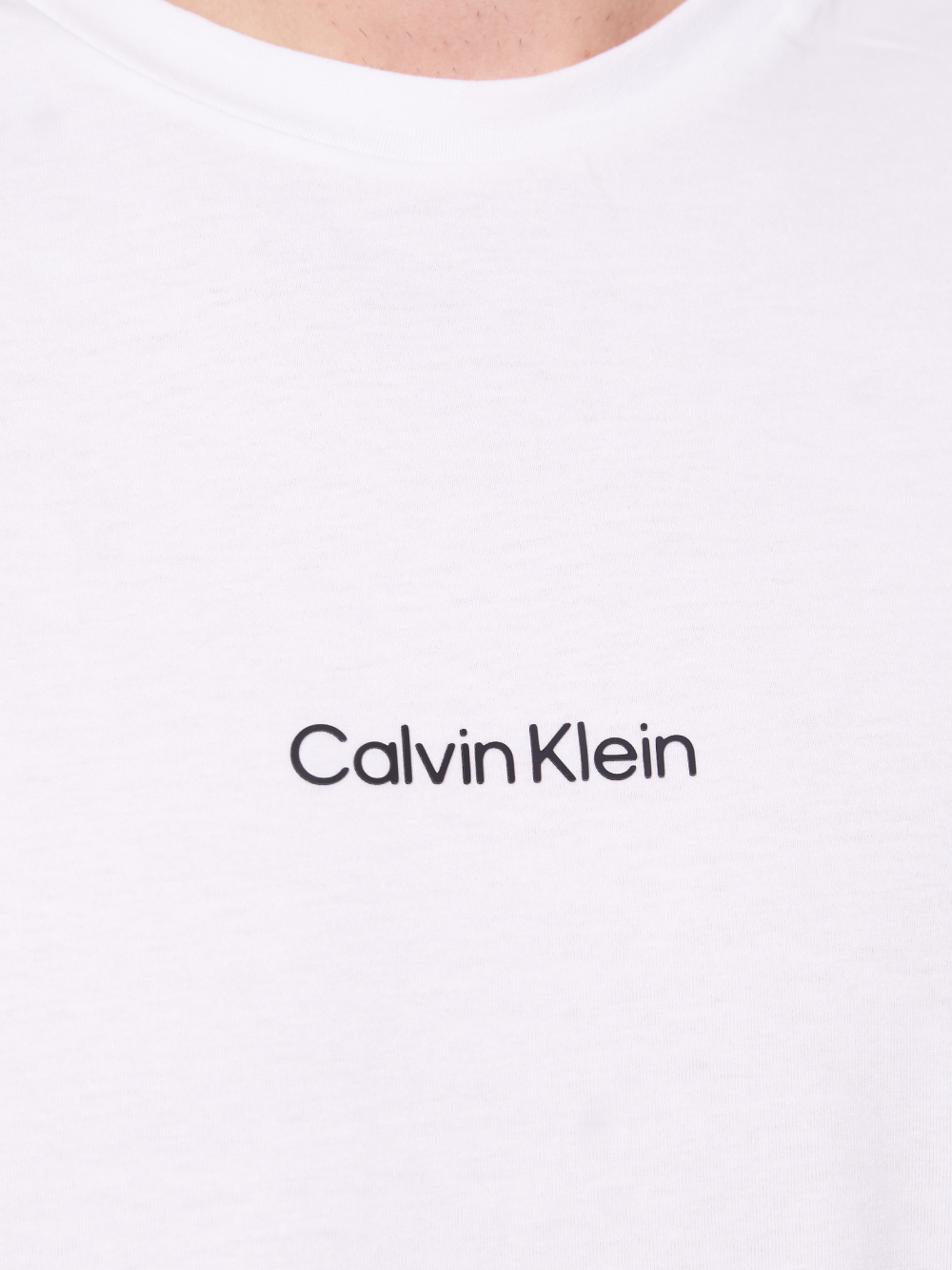 detail Calvin Klein pánský bílý nátělník