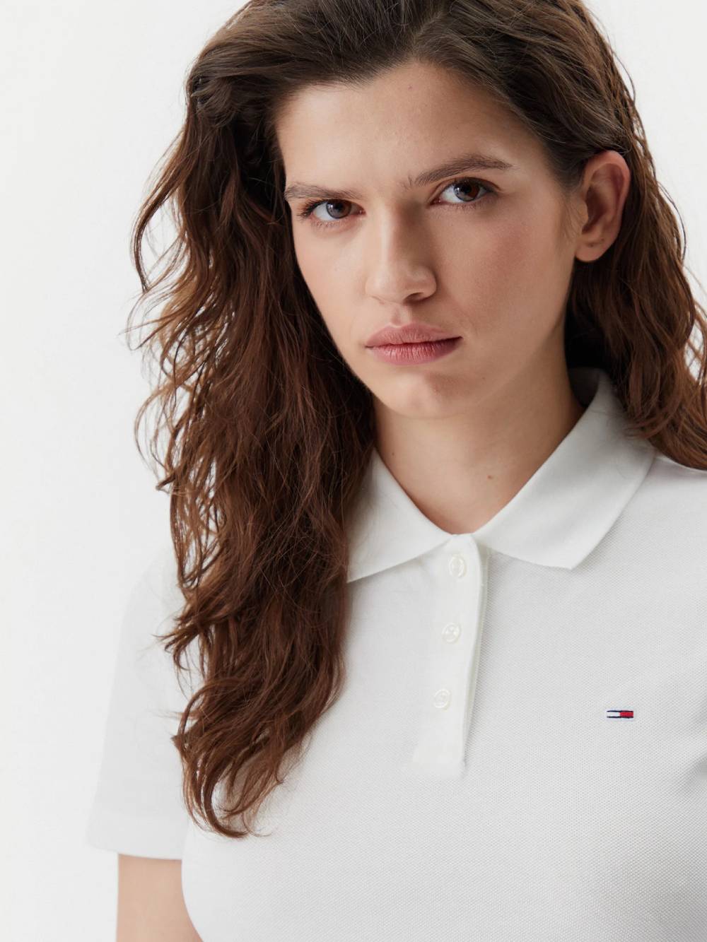 detail Tommy Jeans dámské bílé polo tričko
