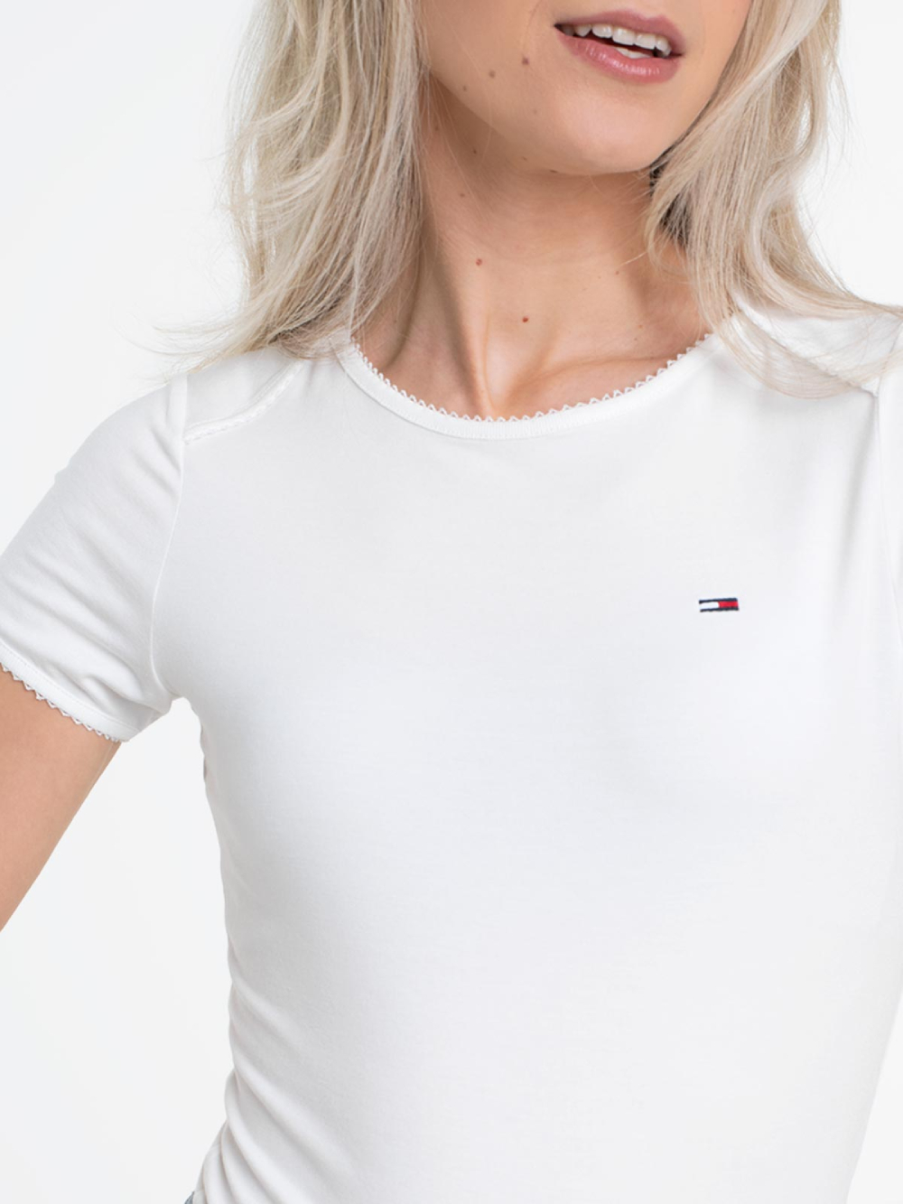 detail Tommy Jeans dámské krémové tričko