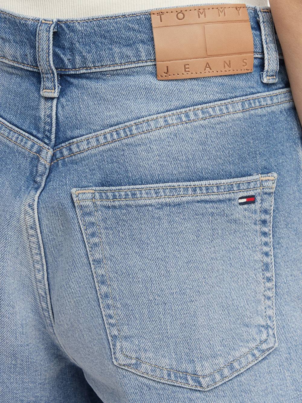 detail Tommy Jeans dámské džínové šortky