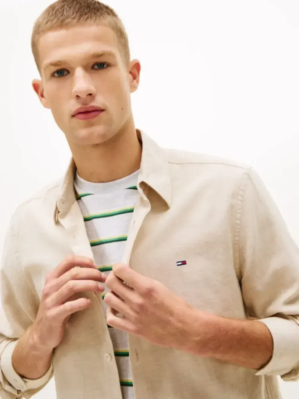detail Tommy Jeans pánská béžová košile