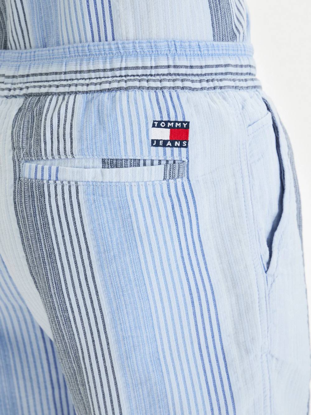 detail Tommy Jeans pánské modré pruhované šortky