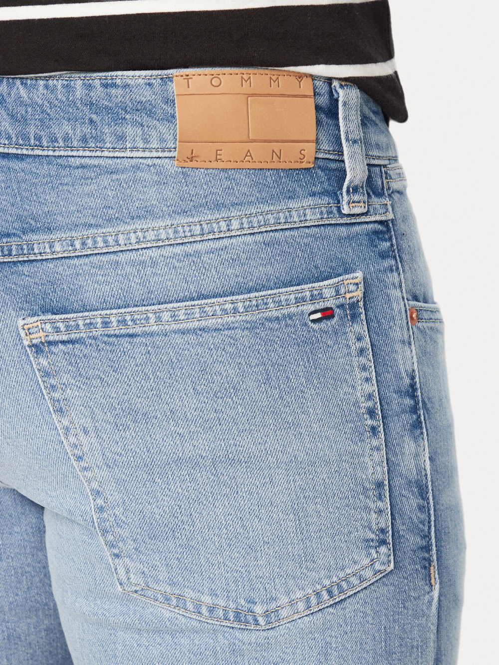 detail Tommy Jeans pánské modré džínové šortky