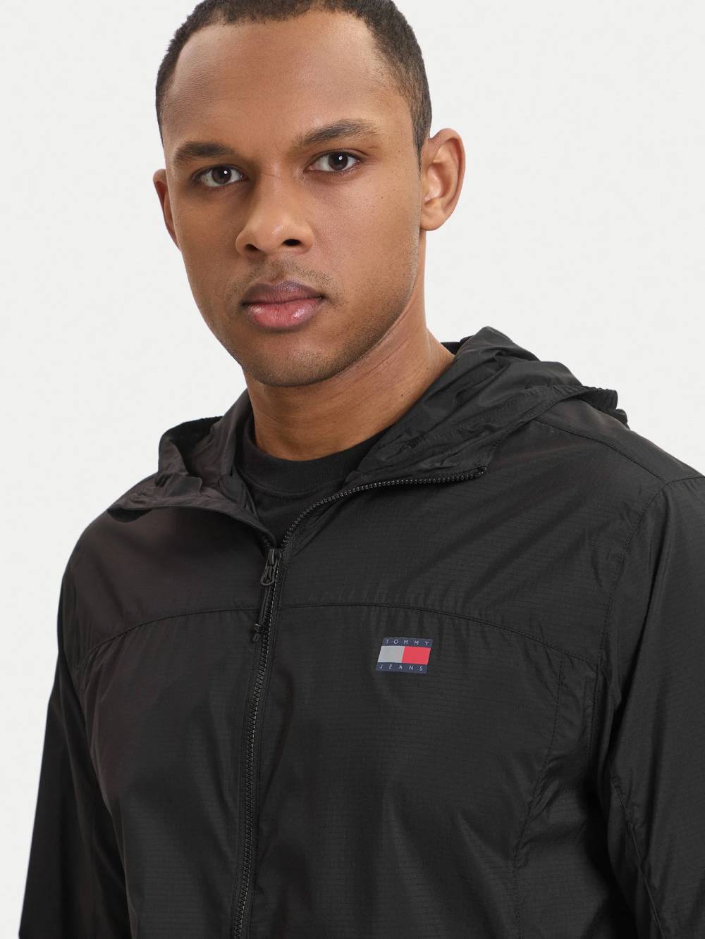 detail Tommy Jeans pánská černá přechodová bunda