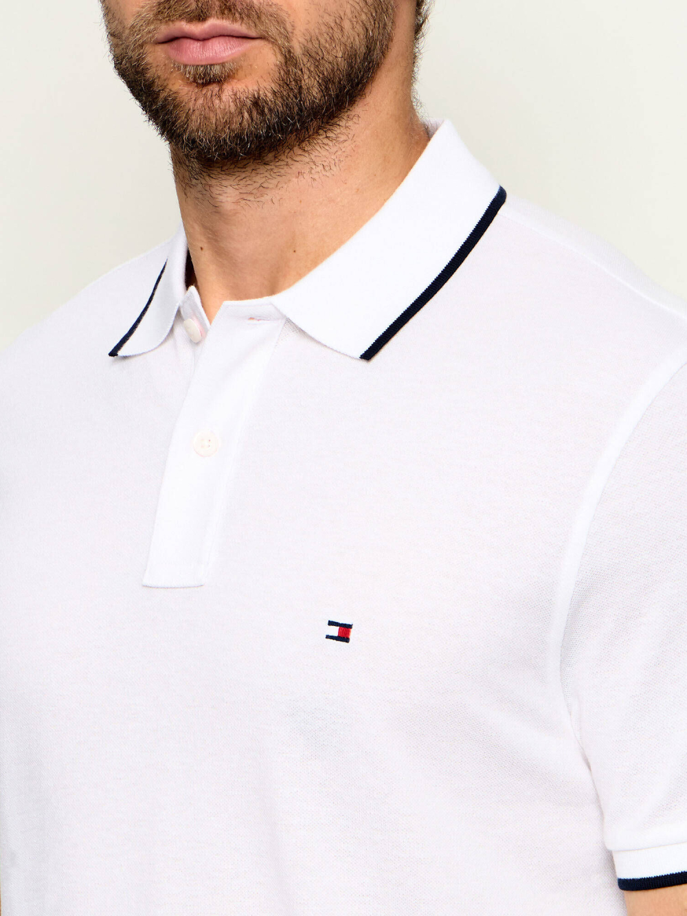 detail Tommy Hilfiger pánské bílé polo tričko