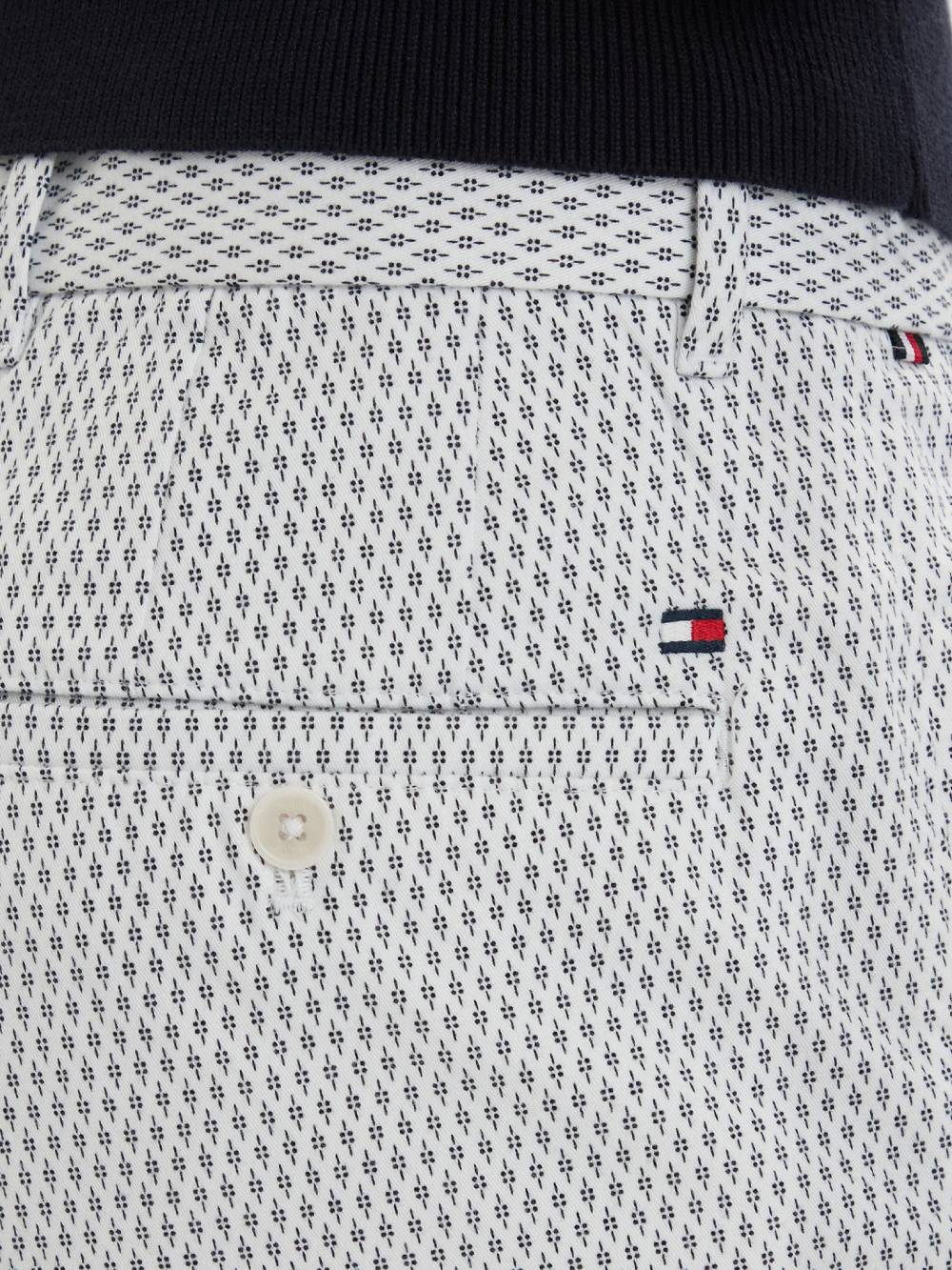 detail Tommy Hilfiger pánské bílé kraťasy