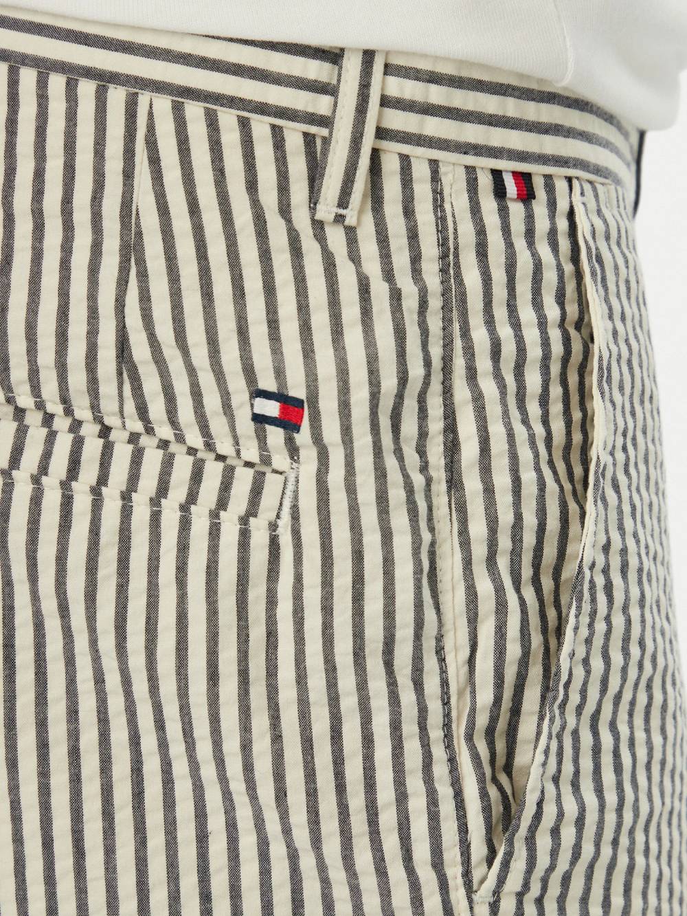 detail Tommy Hilfiger pánské pruhované kraťasy