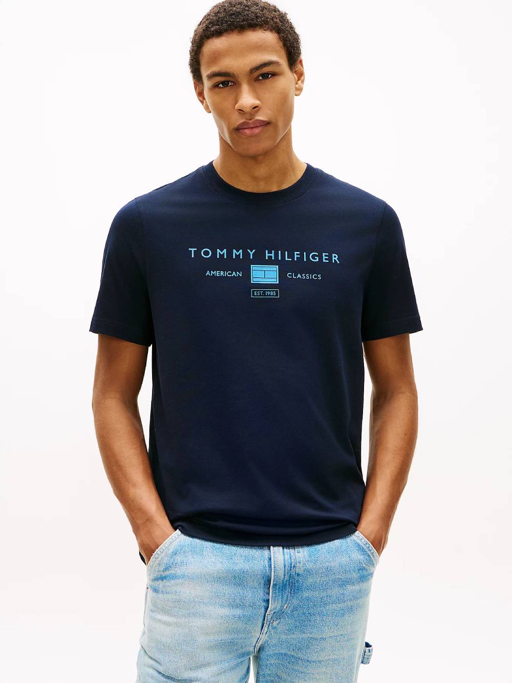 detail Tommy Hilfiger pánské modré tričko