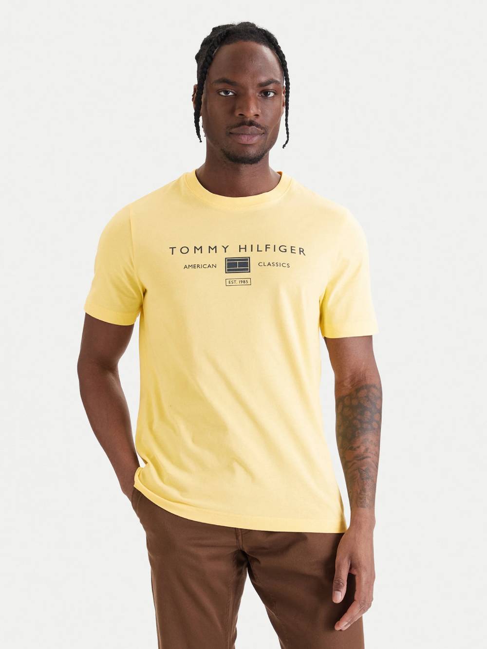 detail Tommy Hilfiger pánské žluté tričko