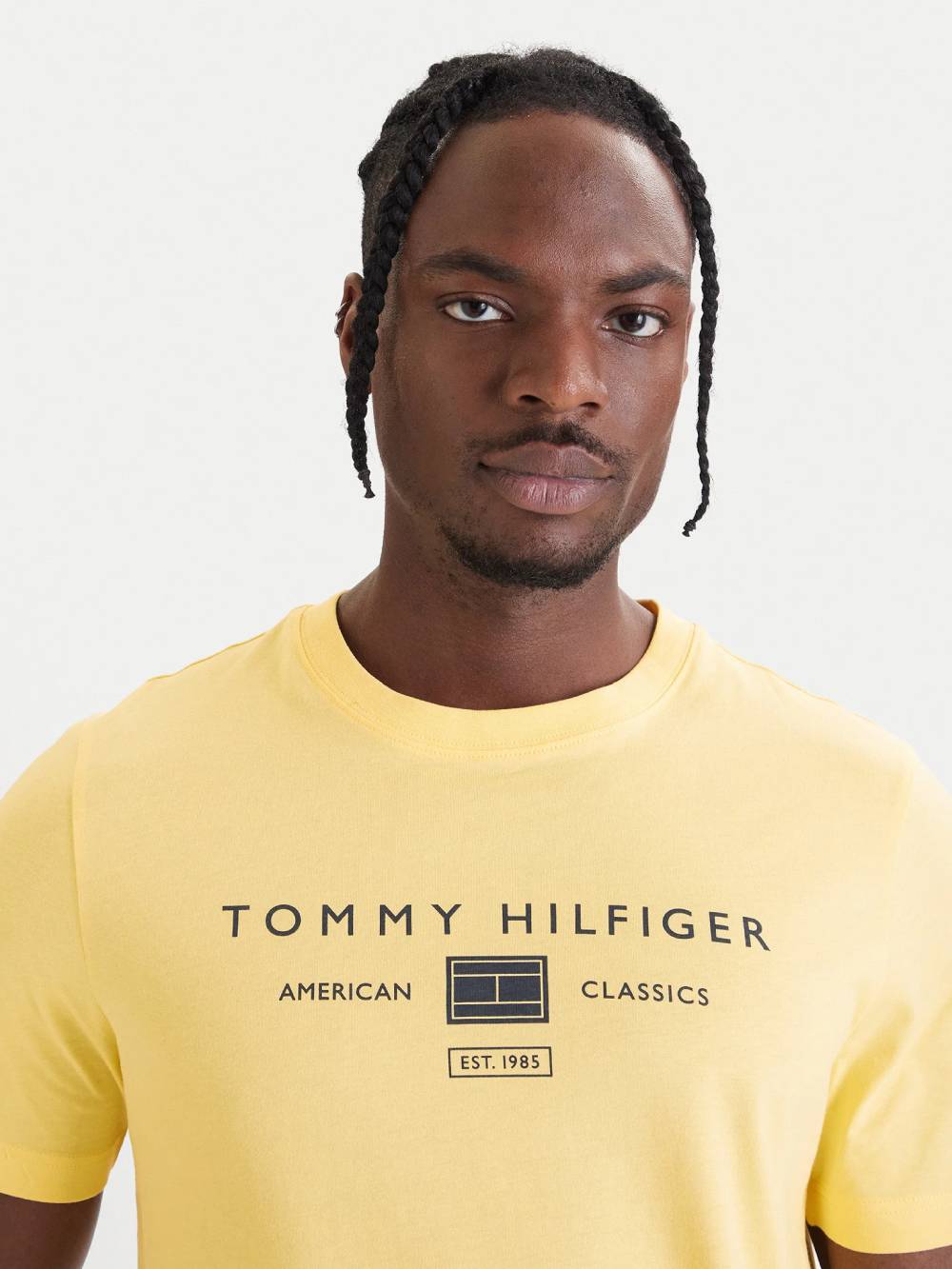 detail Tommy Hilfiger pánské žluté tričko