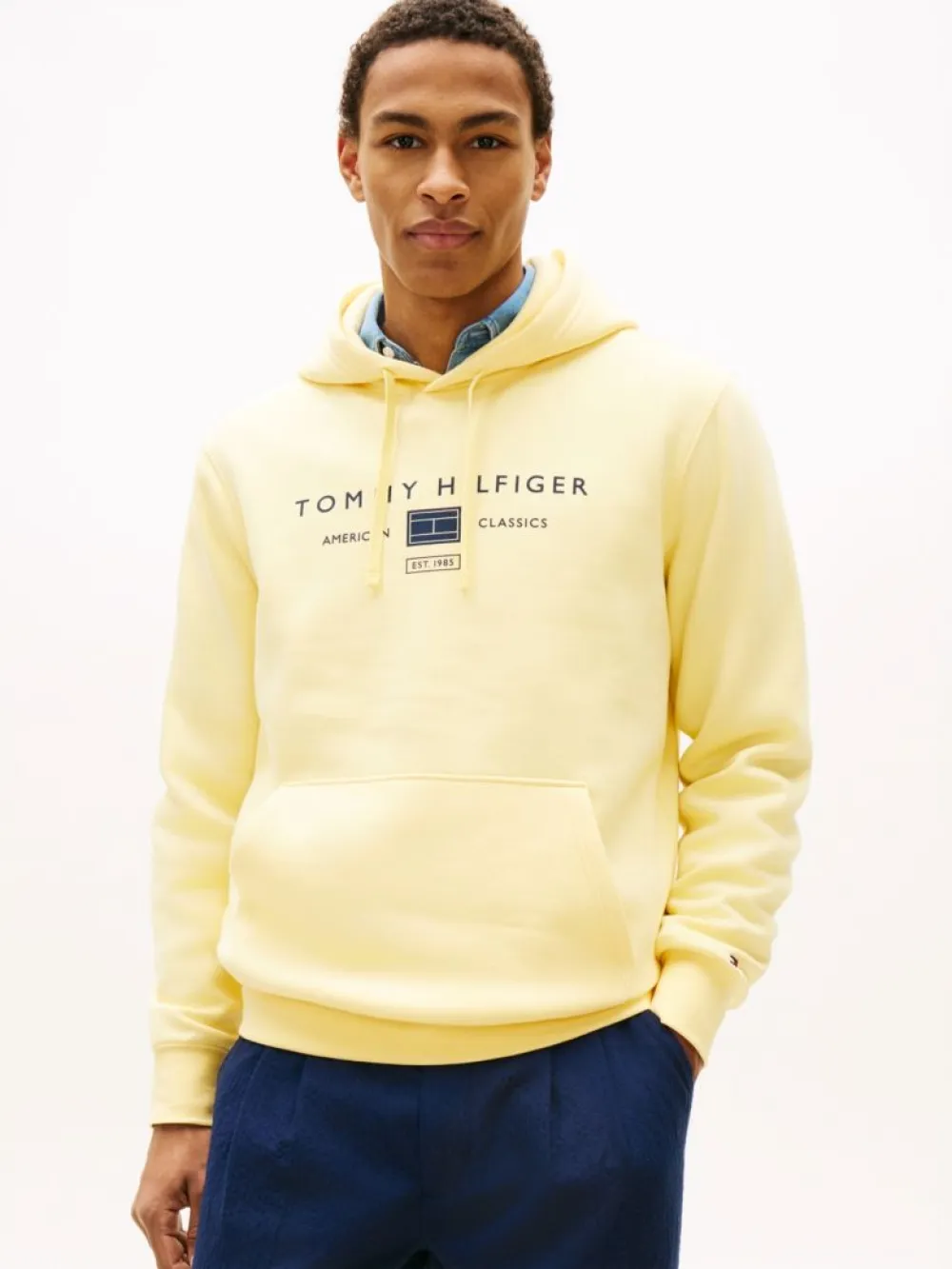 detail Tommy Hilfiger pánská žlutá mikina