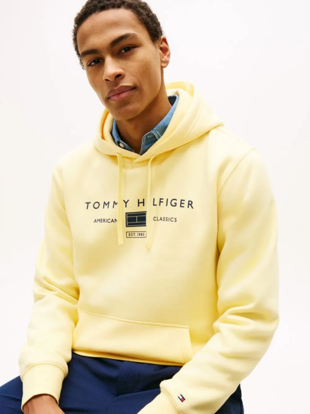 detail Tommy Hilfiger pánská žlutá mikina