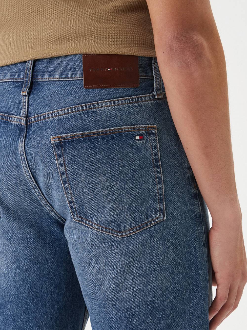 detail Tommy Hilfiger pánské  džínové kraťasy