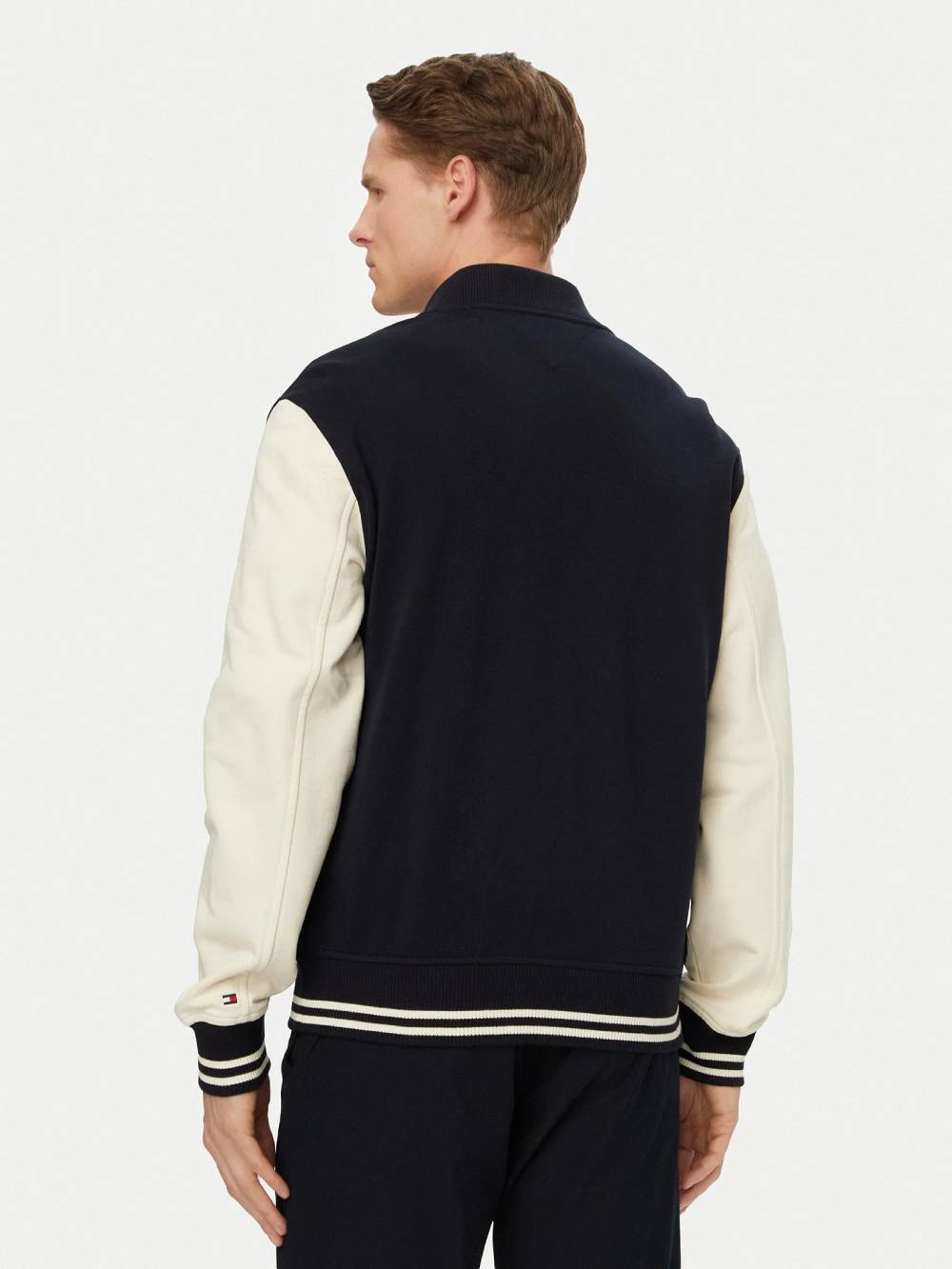 detail Tommy Hilfiger pánská tmavomodrá mikina