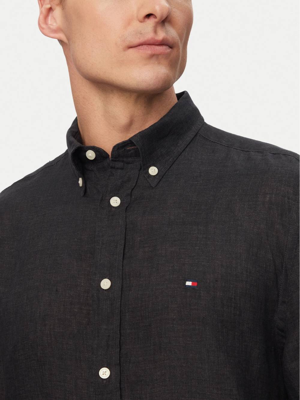 detail Tommy Hilfiger pánská černá košile