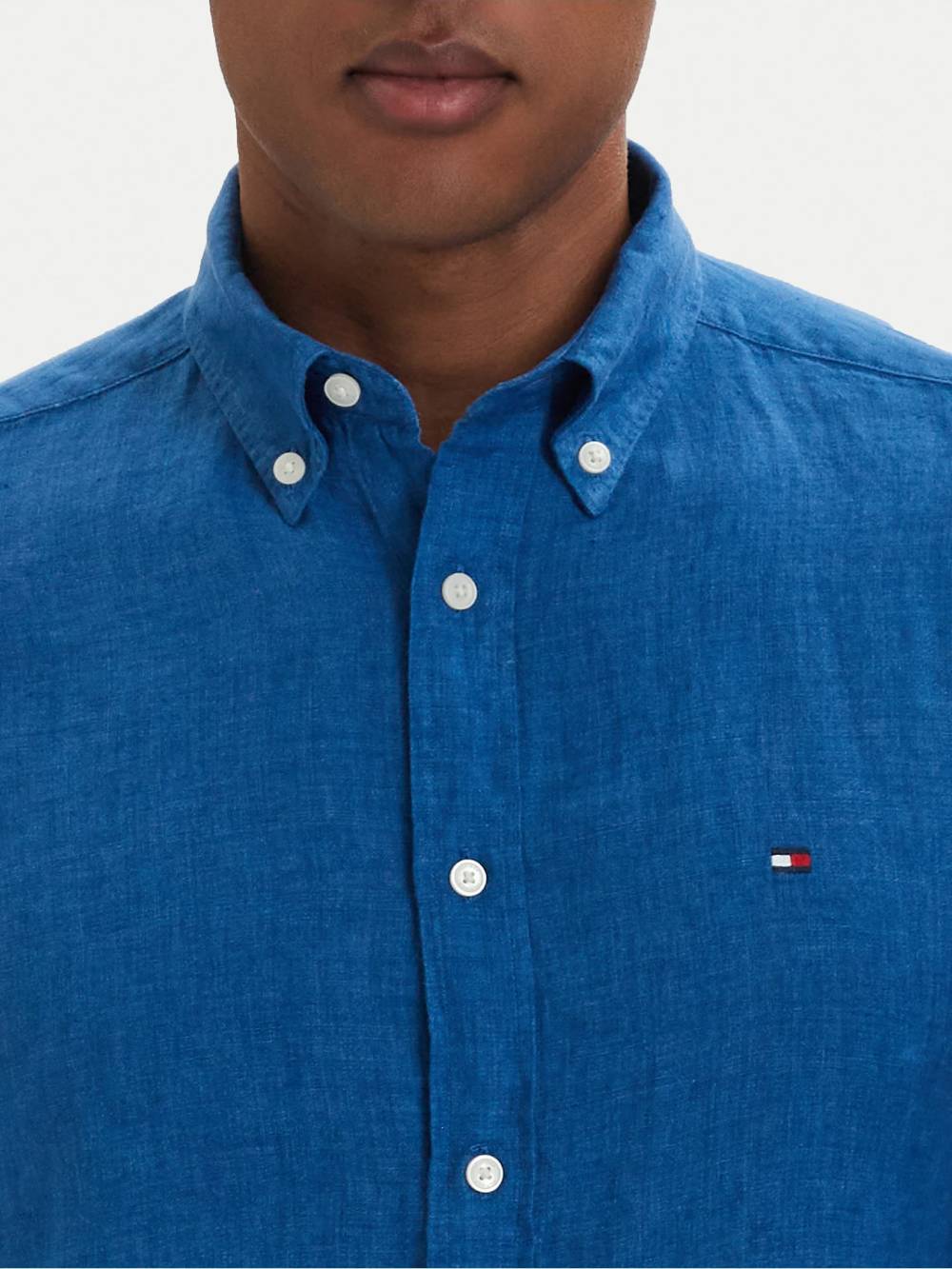 detail Tommy Hilfiger pánská modrá košile