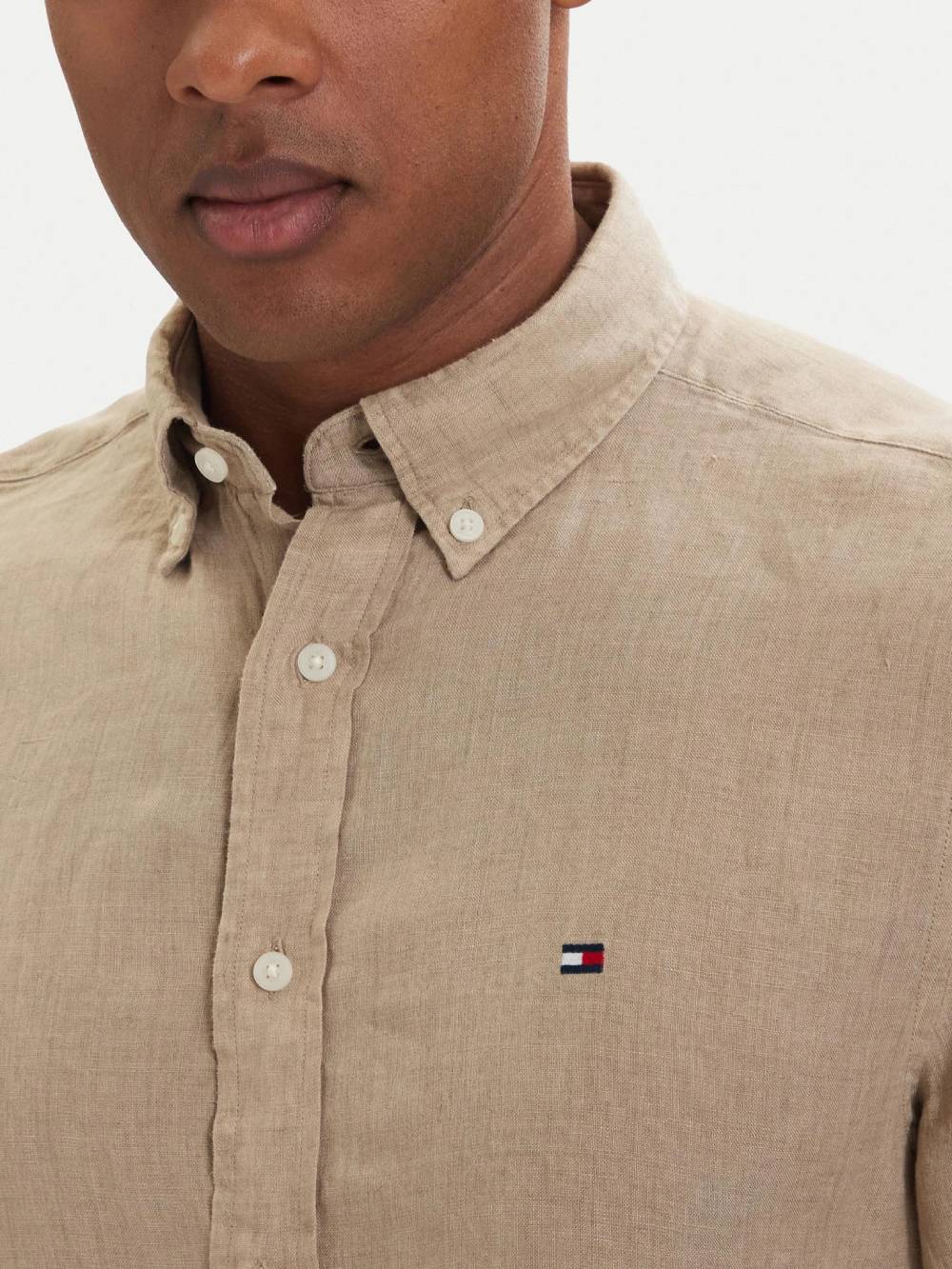 detail Tommy Hilfiger pánská béžová košile
