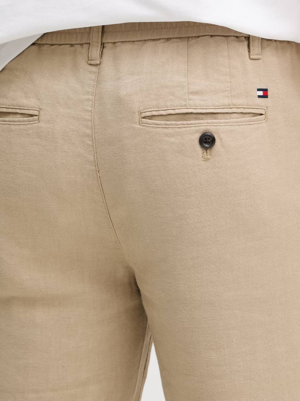 detail Tommy Hilfiger pánské béžové kalhoty 